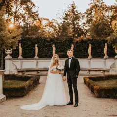 Para młoda pozuje do sesji ślubnej w ogrodach Pałacu w Wilanowie.