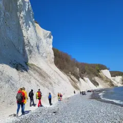 Spacerowicze podziwiają białe klify na Rugii, największej wyspie Niemiec.