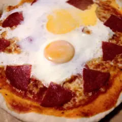 Pizza z jajkiem: kiedy wbić jajko, aby uzyskać idealną konsystencję