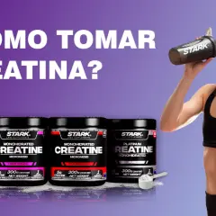 Mujer bebe creatina de un shaker Stark. Varios envases de creatina Stark en primer plano.