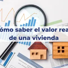 Gráficos, lupa y casas de madera sobre tablas de datos. Averigua cuánto cuesta tasar una vivienda para conocer su valor real.