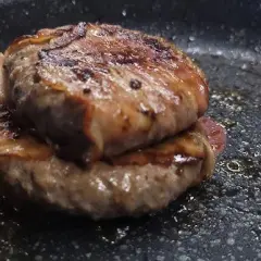 Jak smażyć burgery wołowe, aby były soczyste i idealnie wysmażone