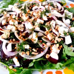 Carpaccio z buraka z fetą, orzechami i sosem. Aromatyczna przystawka, która zachwyca smakiem i wyglądem.