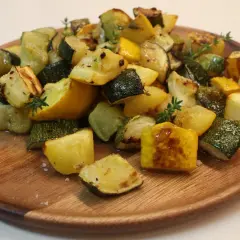 Délicieux légumes rôtis, un mélange de courgettes jaunes et vertes, parfaits pour une recette courgette facile et savoureuse.