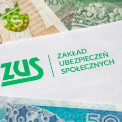 ZUS informuje o świadczeniach. Ile wynosi renta alkoholowa? Polskie banknoty w tle.