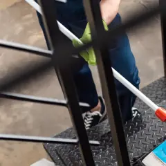 Person reinigt Treppe mit Mopp. Dies kann durch den **Entlastungsbetrag Haushaltshilfe** finanziert werden.