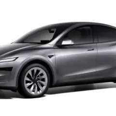 Srebrny Tesla Model Y, SUV, który zastanawiasz się, ile waży Tesla Y, prezentuje się elegancko.