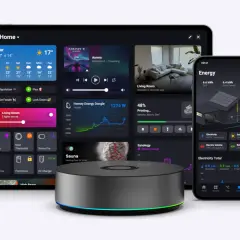 Dispositivo central para el hogar inteligente, mostrando cómo funciona Zigbee en una interfaz intuitiva de tablet y móvil.