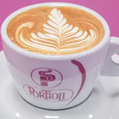 Un cappuccino con latte art a forma di foglia, uno dei tanti tipi di cappuccino che deliziano gli occhi e il palato.