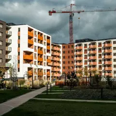 Nowe bloki mieszkalne w budowie, z żurawiem w tle. To obraz rynku pierwotnego, który wkrótce stanie się częścią rynku wtórnego.