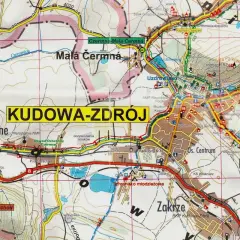 Mapa turystyczna z zaznaczonymi szlakami i miejscowościami, w tym Kudowa-Zdrój. Widoczne góry i doliny.