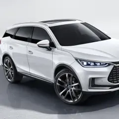 Biały BYD Tang EV, nowoczesny SUV z eleganckimi liniami i sportowymi felgami, gotowy na każdą podróż.