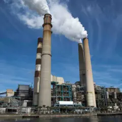 Chimeneas de una central eléctrica emiten vapor, un signo del calor industrial que genera energía.