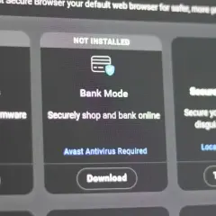 Avast Secure Browser oferuje tryb Bank Mode do bezpiecznych transakcji online. Wymaga Avast Antivirus.