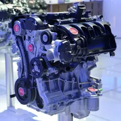 Motor averiado Ford C-Max, necesita revisión inmediata. Detalle de componentes internos y correas.