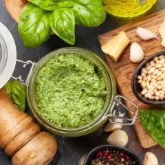 Mrożenie pesto: Jak zachować smak, kolor i aromat na rok?