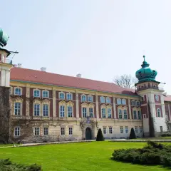 Barokowy pałac z zielonymi kopułami, otoczony ogrodem. Wspaniałe atrakcje okolice Rzeszowa, idealne na wycieczkę.