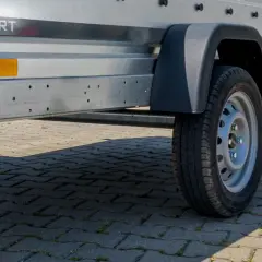 Przyczepa "Expert" z jedną osią, gotowa do drogi.