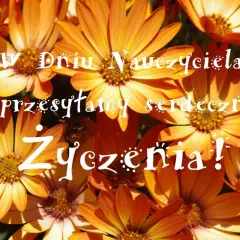 Zbliżenie na pomarańczowe kwiaty z białym napisem "W Dniu Nauczyciela przesyłamy serdeczne życzenia!".