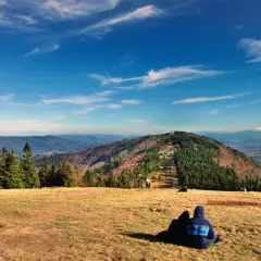 Widok na Beskid Śląski z Dębowca. Bielsko Biała jakie góry oferuje? Piękne, zielone, z widokiem na doliny i inne pasma.