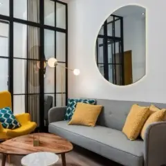 Gdzie powiesić lustro w salonie? Praktyczne porady i trendy