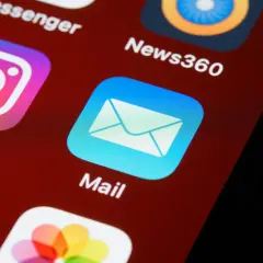 Ikona aplikacji Mail na ekranie telefonu. Zastanawiasz się, jak zakończyć maila? Otwórz aplikację i zacznij pisać!