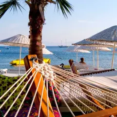 Relaks na plaży w Turcji w maju? Warto! Bujana huśtawka, palmy, morze i słońce. Idealne miejsce na odpoczynek.