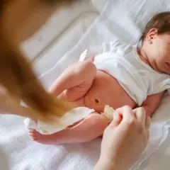 Nowy pępek maluszka po odpadnięciu kikuta pępowinowego, lekko zaczerwieniony, ale już zdrowiejący.