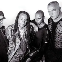 Członkowie zespołu Skunk Anansie, gotowi do wykonania swoich energetycznych utworów.