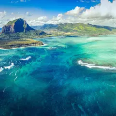 Der unterwasser wasserfall Mauritius, eine optische Täuschung, lässt Sand und Sedimente wie ein riesiger Wasserfall in die Tiefe stürzen.