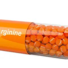 Orange Kapsel gefüllt mit kleinen Kügelchen, die "L-Arginine" bedruckt tragen. L-Arginin wird oft zur Unterstützung bei Herpes eingesetzt.