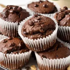 Schokoladen-Protein-Muffins mit Schokostückchen und einer Prise Salz, appetitlich gestapelt.