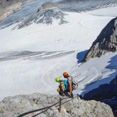 Bergsteiger auf der Dachstein Super Ferrata genießen die Aussicht auf den Gletscher.