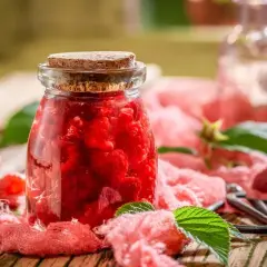Jak zrobić najlepszą malinówkę? Przepis na orzeźwiający letni trunek