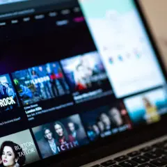 Ekran laptopa z interfejsem BBC iPlayer Polska, wyświetlający kategorie "Drama & Soaps" i okładki seriali takich jak "Red Rock".
