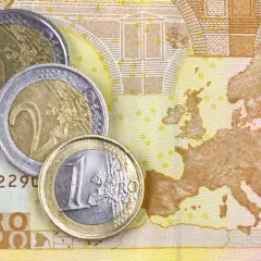 Monety euro na tle mapy Europy. Wiele krajów w Europie nie używa euro jako swojej waluty.