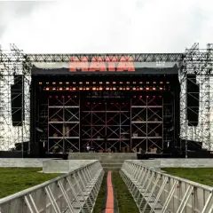 Ogromna scena z napisem "MAFIA" i banerami "SOLD OUT" zapowiada największy koncert w Polsce.