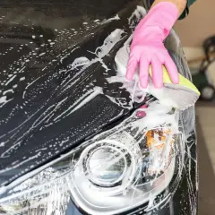 Jak umyć auto przed woskowaniem, aby uniknąć zarysowań i smug