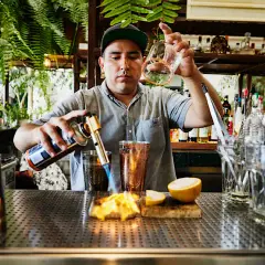 Ile zarabia barman w Sopocie? Niezaskakujące fakty o wynagrodzeniach