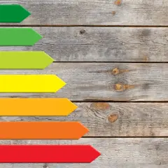 Kolorowe strzałki od A do G na drewnianym tle. Klasa energetyczna D jest żółta, wskazując na średnią efektywność.