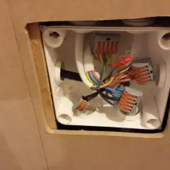 Jak rozdzielić kabel elektryczny na dwa: połączenie przewodów w puszce instalacyjnej za pomocą złączek.