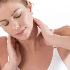 Femme se massant le cou, peut-être pour muscler son cou ou soulager une tension.