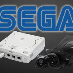 Konsola Sega Saturn i Dreamcast z kontrolerami. Idealne do grania w gry z epoki, nawet na emulatorze Sega Saturn.