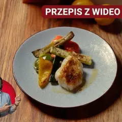 Szybki obiad z airfryer: ryba z pieczonymi warzywami na talerzu. Idealne danie dla zapracowanych.