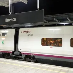 Tren AVE Renfe en Huesca, listo para viajar a Sevilla.
