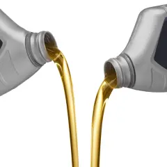 Aceite 5w30 vs 5w40: dos botellas vierten aceite dorado, mostrando la diferencia de viscosidad.
