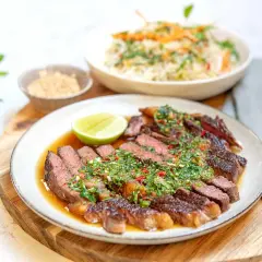 En saftig asiatisk biffsallad med lime, örter och chili. Serveras med nudlar och sesamfrön.
