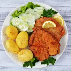 Ile kalorii ma schabowy z ziemniakami i surówką? Zaskakujące wartości!