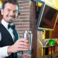 Ile zarabia barman w Polsce? Fakty o wynagrodzeniach i napiwkach