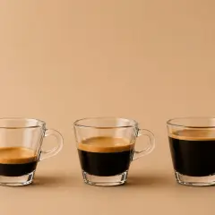 Drei Espressotassen zeigen die Unterschiede: Ein Ristretto ist ein konzentrierter Espresso, weniger Wasser, mehr Geschmack.